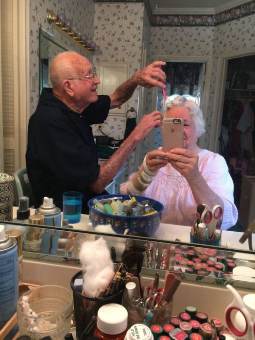 abuelo peinándose; 15 Imágenes que capturan a la perfección el amor verdadero