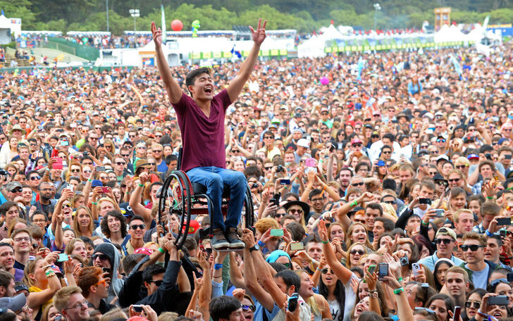 chico en silla de ruedas; 15 Imágenes que capturan a la perfección el amor verdadero