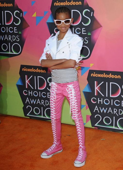 Willow Smith en la alfombra de los Kids´Choice Awards posando unos pantalones pegados a unos tenis en color rosa 