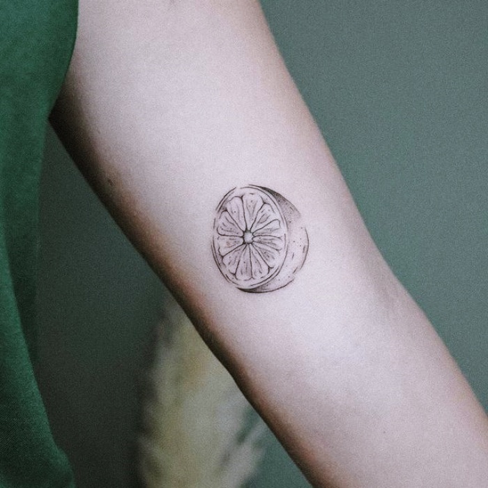 tatuajes con diseño de línea fina, fine line, one line, un solo trazo en forma de mariposa, flores, limones, retratos, animales, corazones
