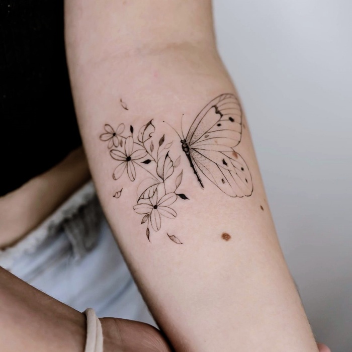 tatuajes con diseño de línea fina, fine line, one line, un solo trazo en forma de mariposa, flores, limones, retratos, animales, corazones