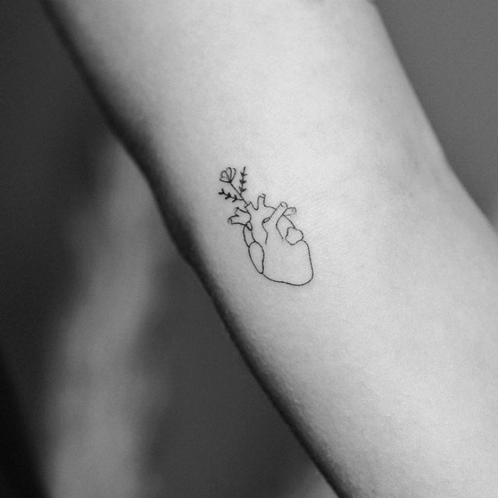 tatuajes con diseño de línea fina, fine line, one line, un solo trazo en forma de mariposa, flores, limones, retratos, animales, corazones