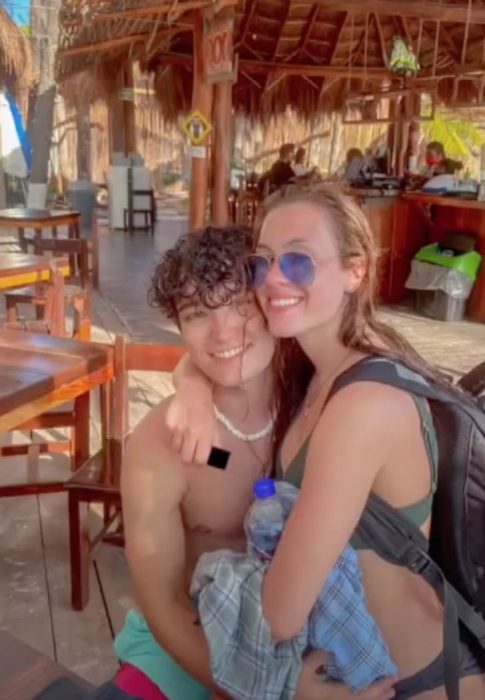 Chica disfrutando de unas vacaciones junto al chico que conoció en Tinder