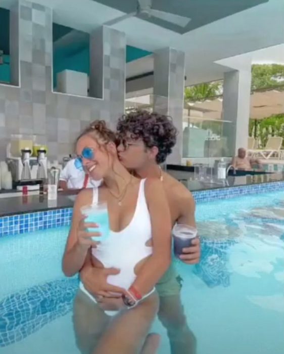 Chica disfrutando de unas vacaciones junto al chico que conoció en Tinder
