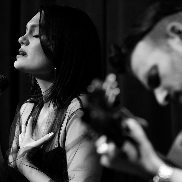 Jessie J cantando en el escenario