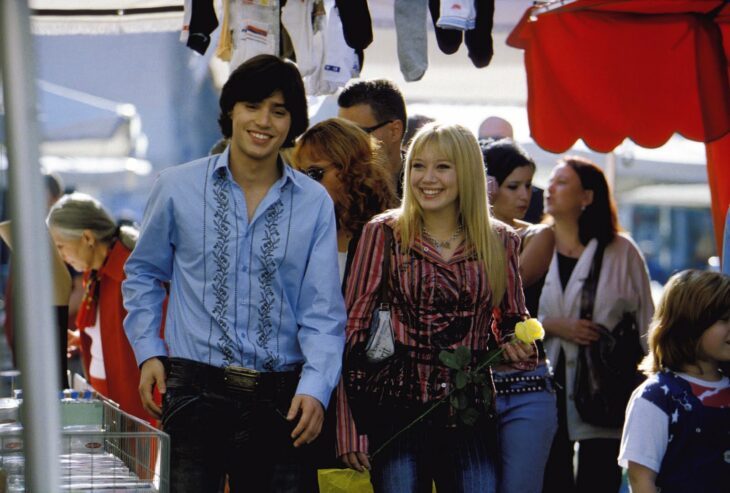 Escena de Lizzie Mcguire. Paolo y Lizzie caminando juntos