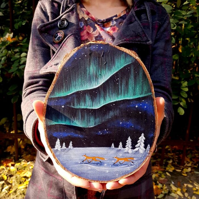 Obras de arte hechas en troncos con inspiración en la noche