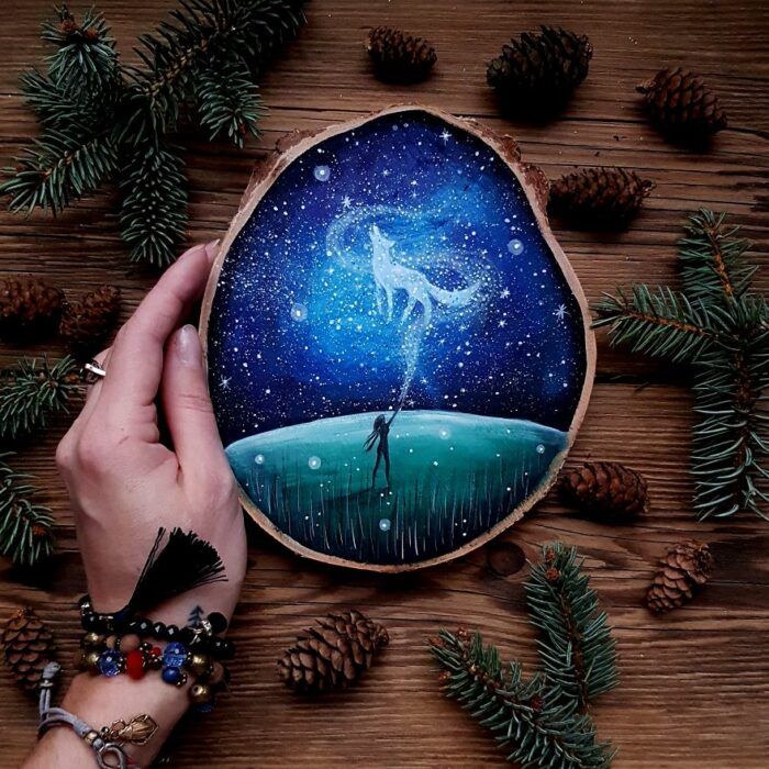 Obras de arte hechas en troncos con inspiración en la noche