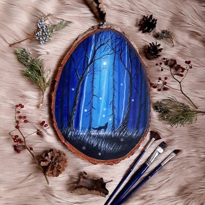 Obras de arte hechas en troncos con inspiración en la noche