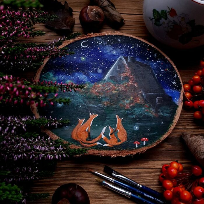Obras de arte hechas en troncos con inspiración en la noche