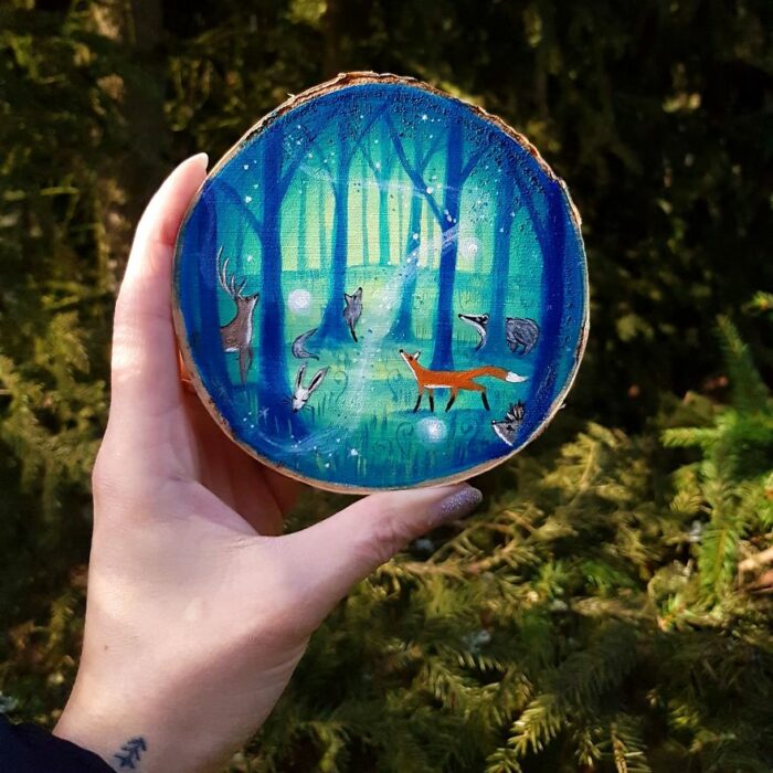 Obras de arte hechas en troncos con inspiración en la noche