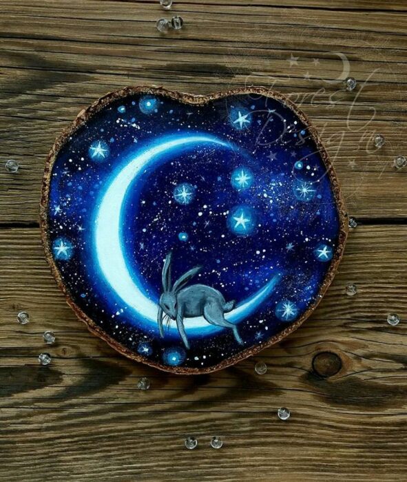 Obras de arte hechas en troncos con inspiración en la noche