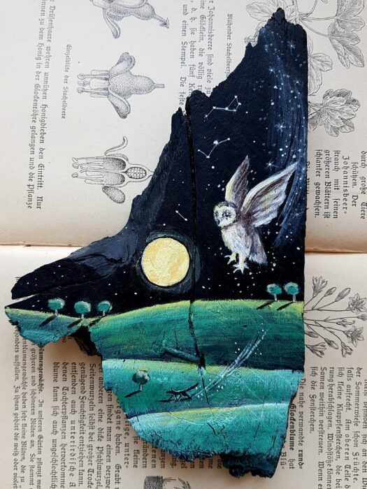 Obras de arte hechas en troncos con inspiración en la noche