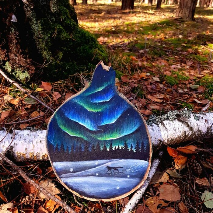 Obras de arte hechas en troncos con inspiración en la noche
