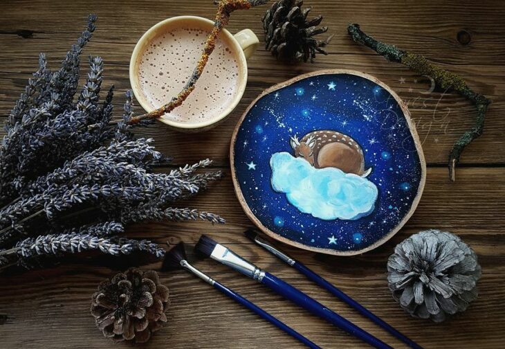 Obras de arte hechas en troncos con inspiración en la noche