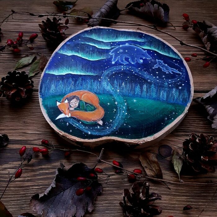 Obras de arte hechas en troncos con inspiración en la noche