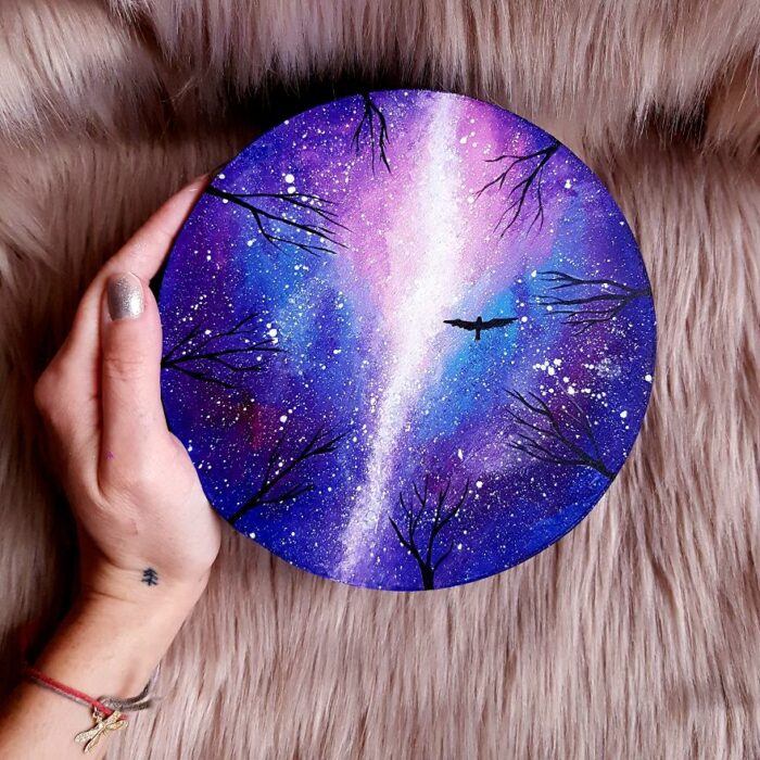 Obras de arte hechas en troncos con inspiración en la noche