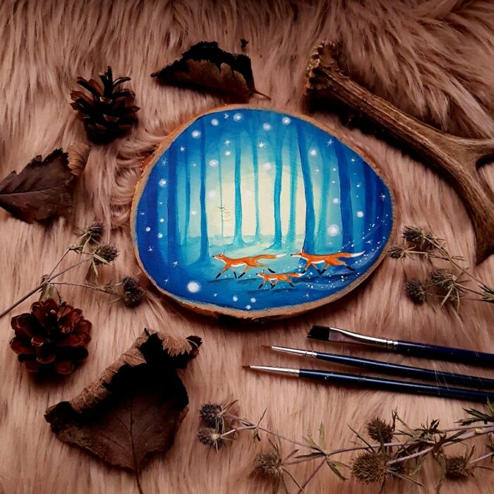 Obras de arte hechas en troncos con inspiración en la noche