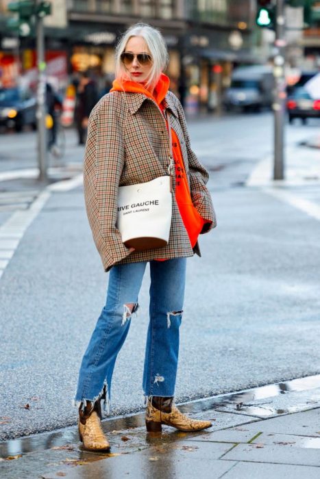 Influencer de 50 años mostrando su estilo street style