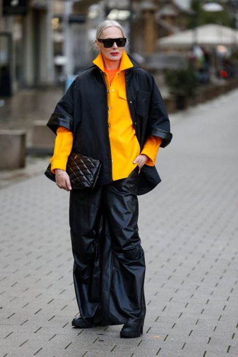 Influencer de 50 años mostrando su estilo street style
