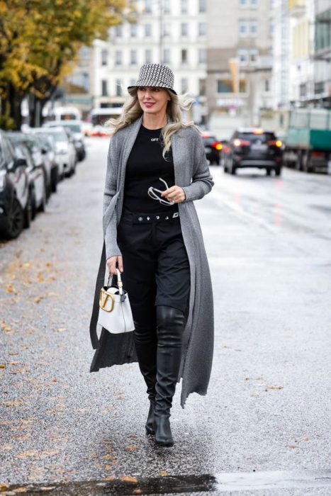 Influencer de 50 años mostrando su estilo street style