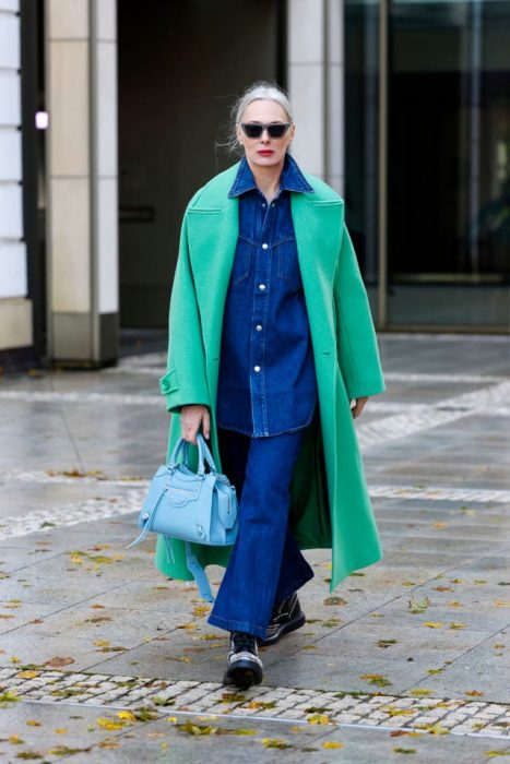 Influencer de 50 años mostrando su estilo street style