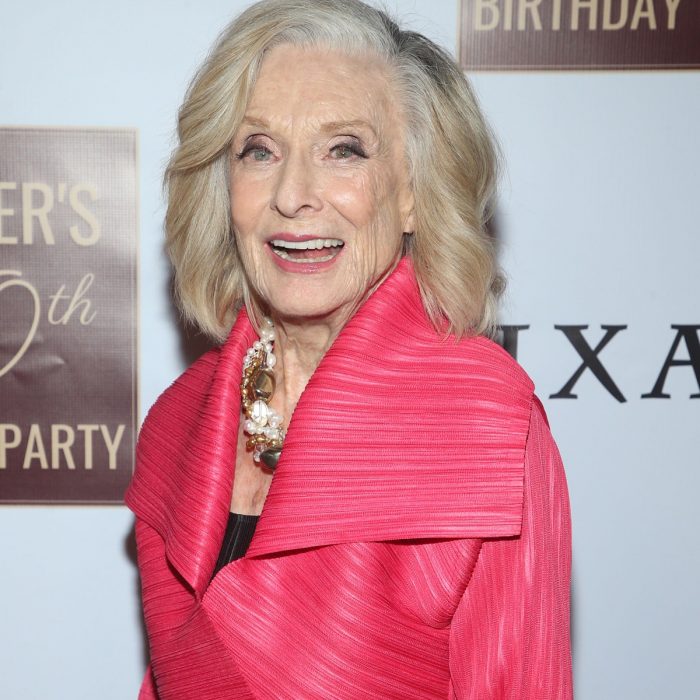 Cloris Leachman sonriendo en una alfombra roja