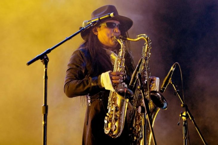 Eulalio Cervantes Galarza tocando saxofón