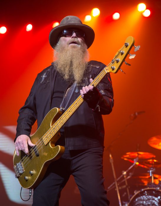 Dusty Hill durante un concierto de ZZ Top
