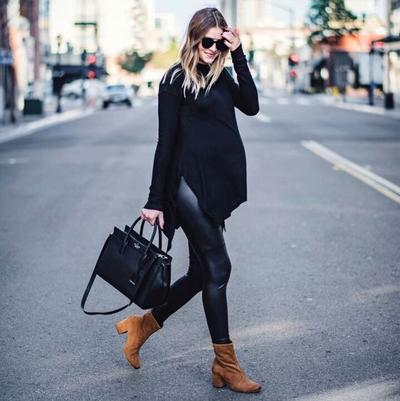 Chica usando un outfit de invierno para presumir con su embarazo