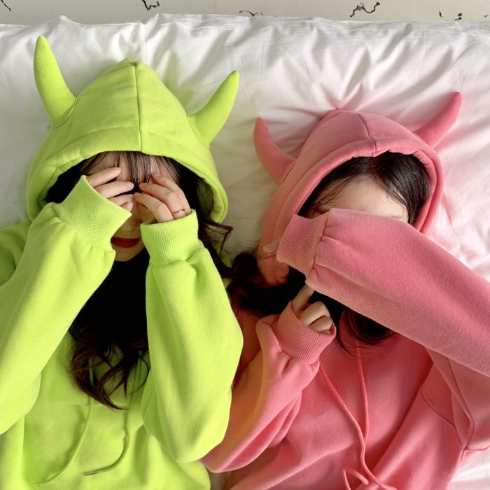 sudadera diseño fluorescente; 15 Sudaderas kawaii para mantenerte calientita 24/7