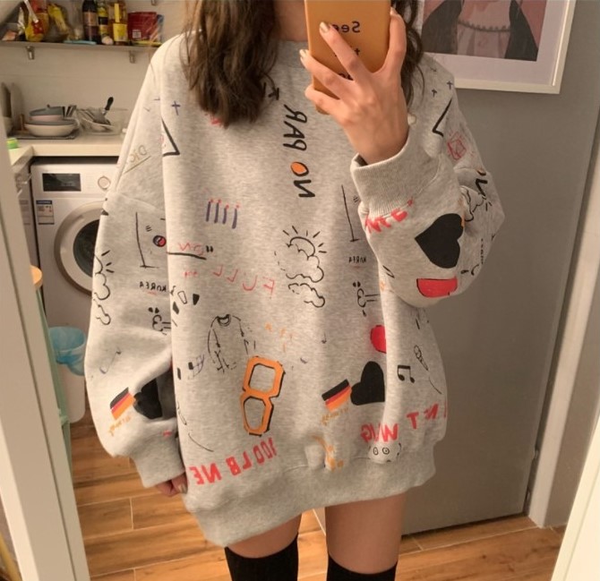 sudadera gris; 15 Sudaderas kawaii para mantenerte calientita 24/7