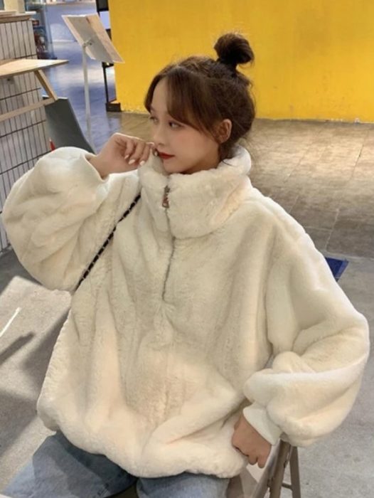 sudadera blanca; 15 Sudaderas kawaii para mantenerte calientita 24/7