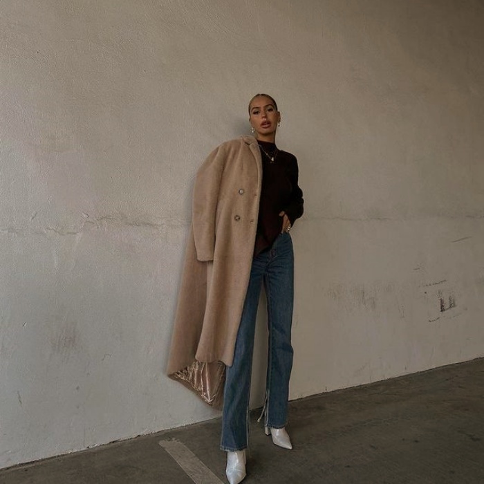Mujer con abrigo beige y jeans
