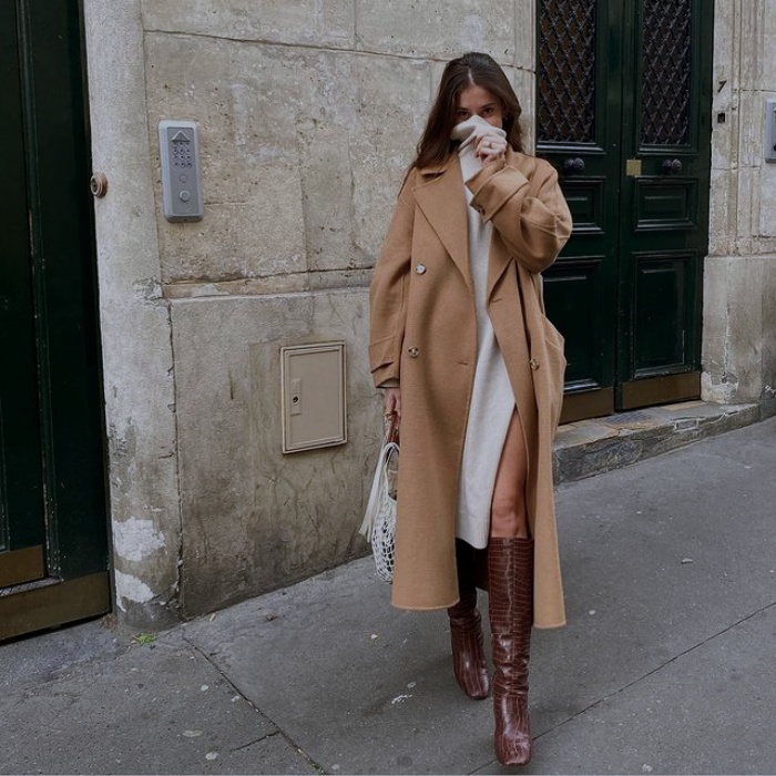 Mujer con abrigo beige y jeans