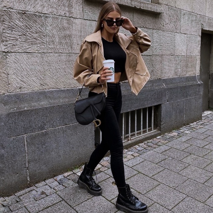 Mujer con abrigo beige y jeans