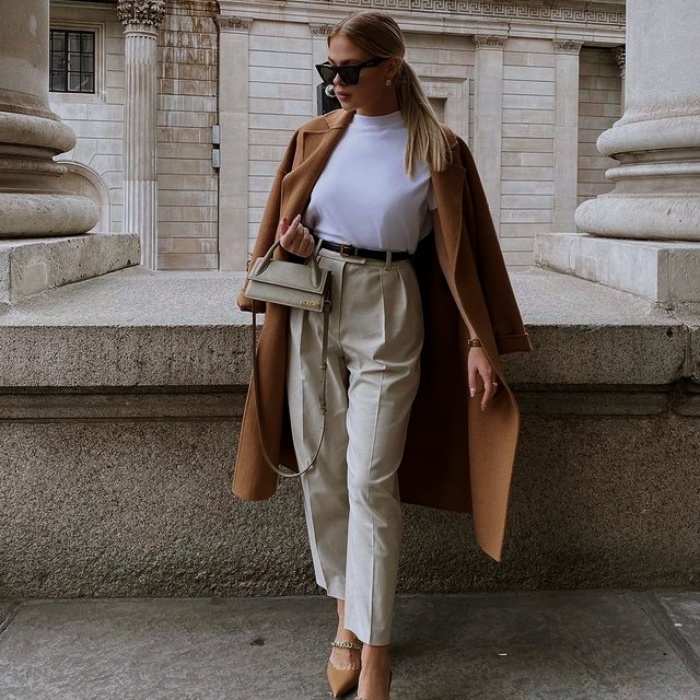 Mujer con abrigo beige y jeans