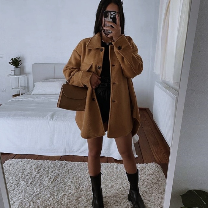 Mujer con abrigo beige y jeans