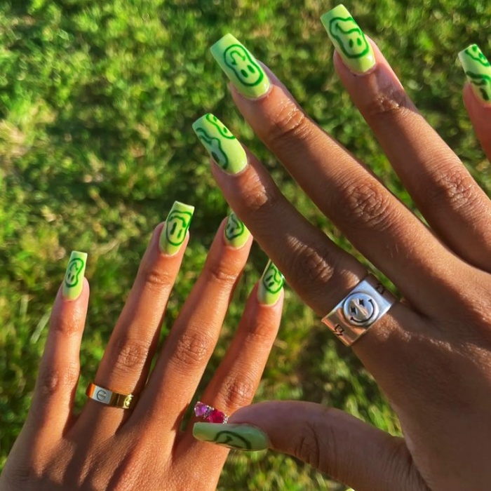 diseño de uñas con caritas felices en dos tonos