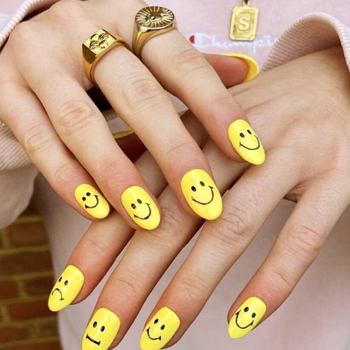 diseño de uñas con caritas felices que cubren toda la uña