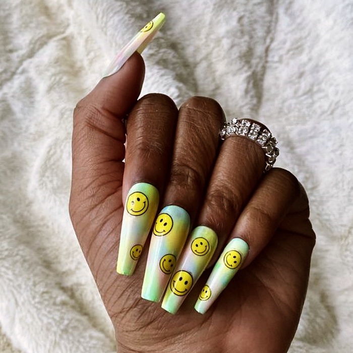 diseño de uñas largas y atrevidas