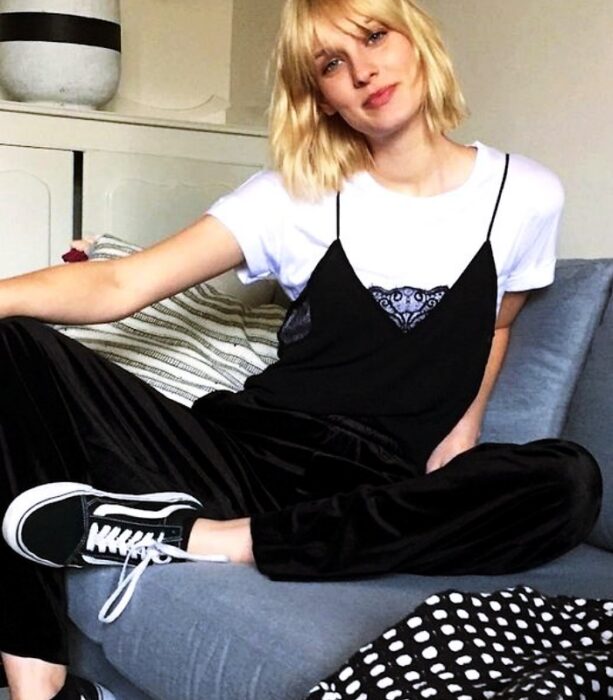 chica usando vans de plataforma con jumpsuit