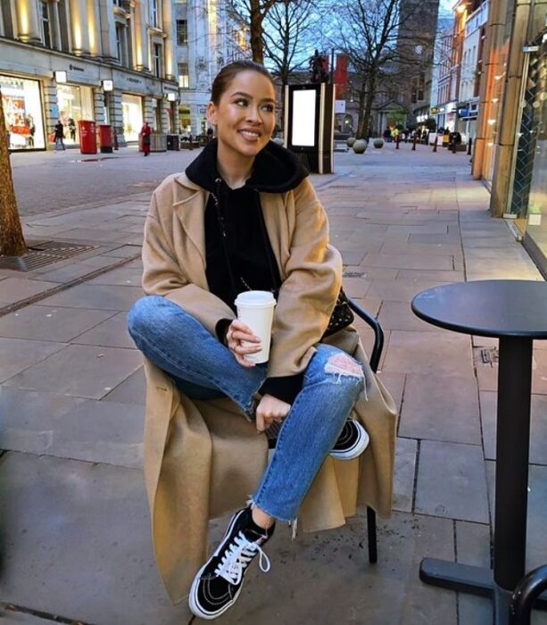 chica usando vans de plataforma con gabardina
