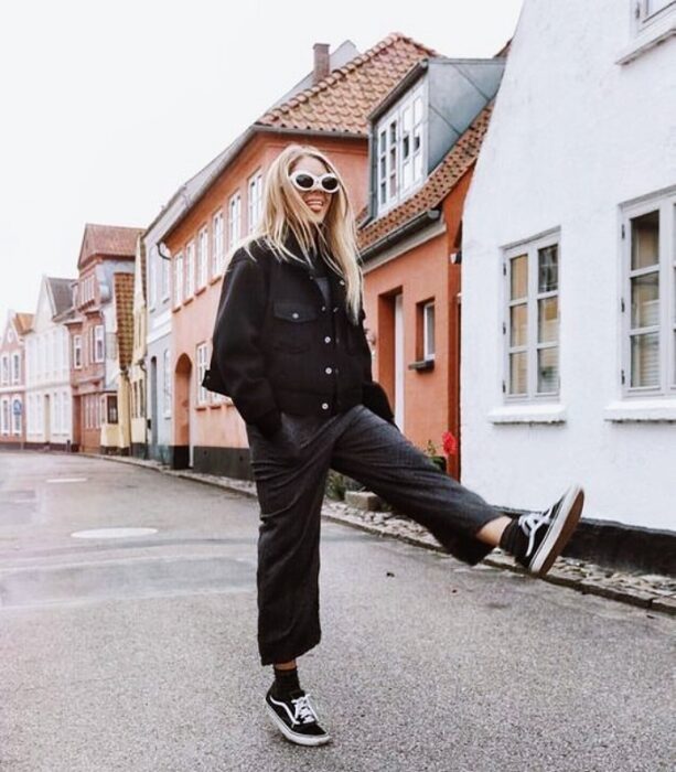 chica usando vans de plataforma en conjunto monocromático