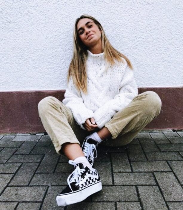 chica usando vans de plataforma con pantalones de pana