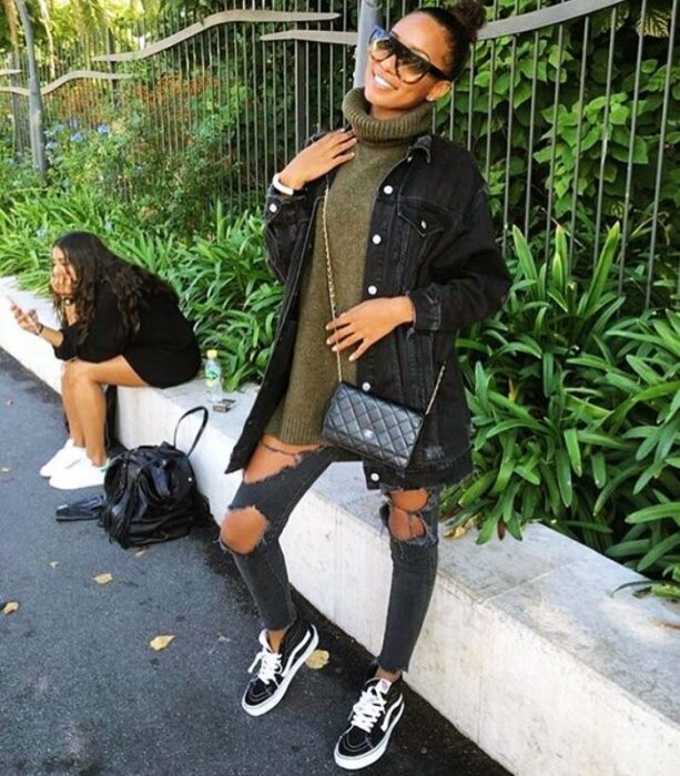 chica usando vans de plataforma con suéter