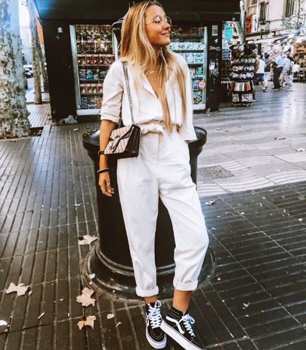 chica usando vans de plataforma viéndose hermosa
