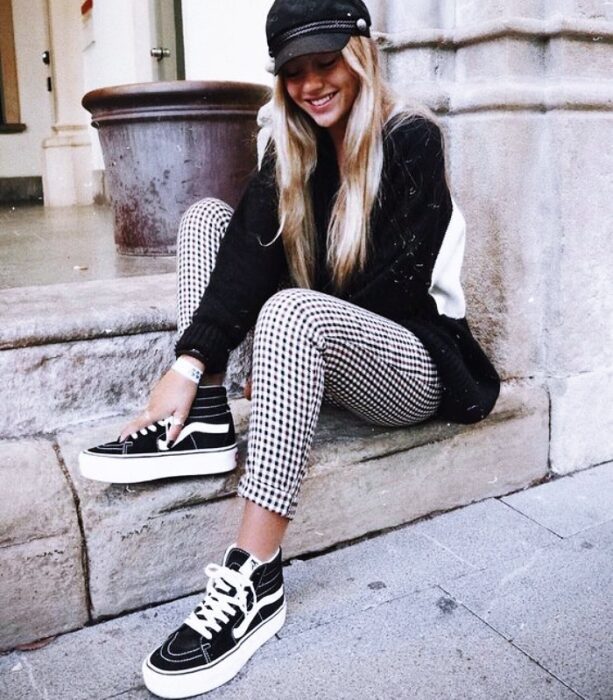 chica usando vans de plataforma con leggins