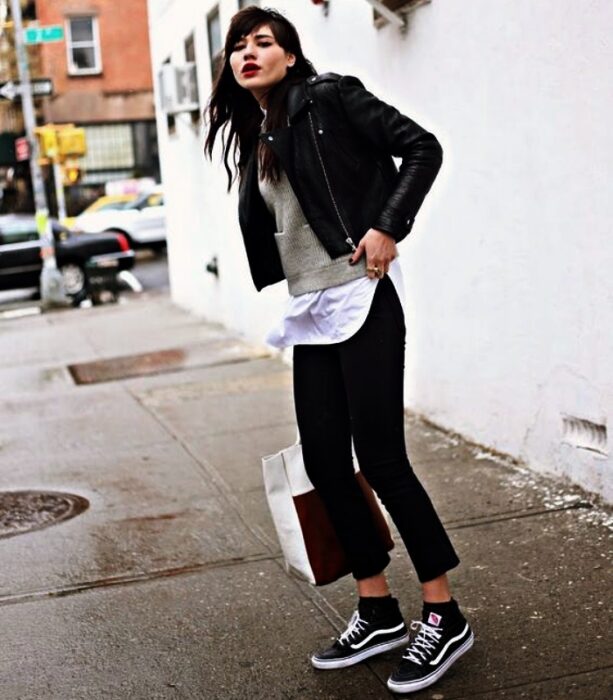 chica usando vans de plataforma como look de oficina