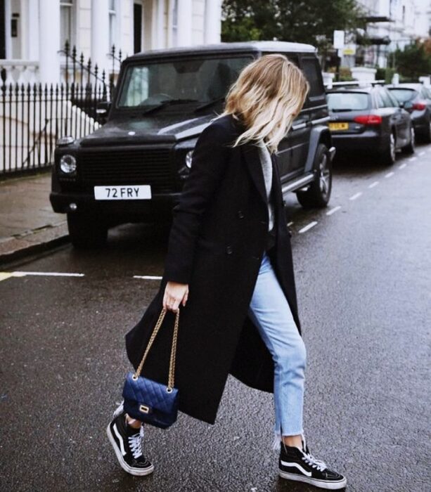 chica usando vans de plataforma con look formal